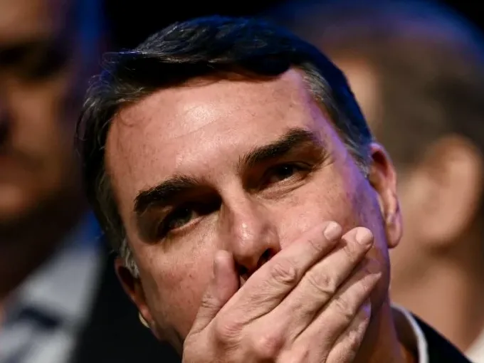 Flávio Bolsonaro cobre a boca com a mão